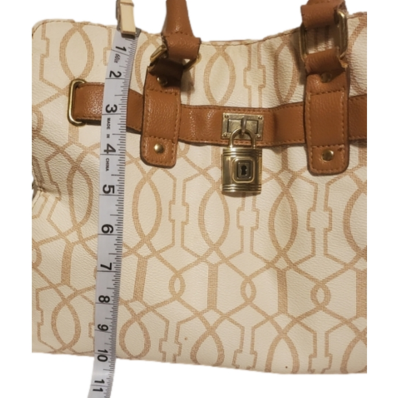 Tan and White Purse With Gold Lock Detail Large - Picture 5 of 13